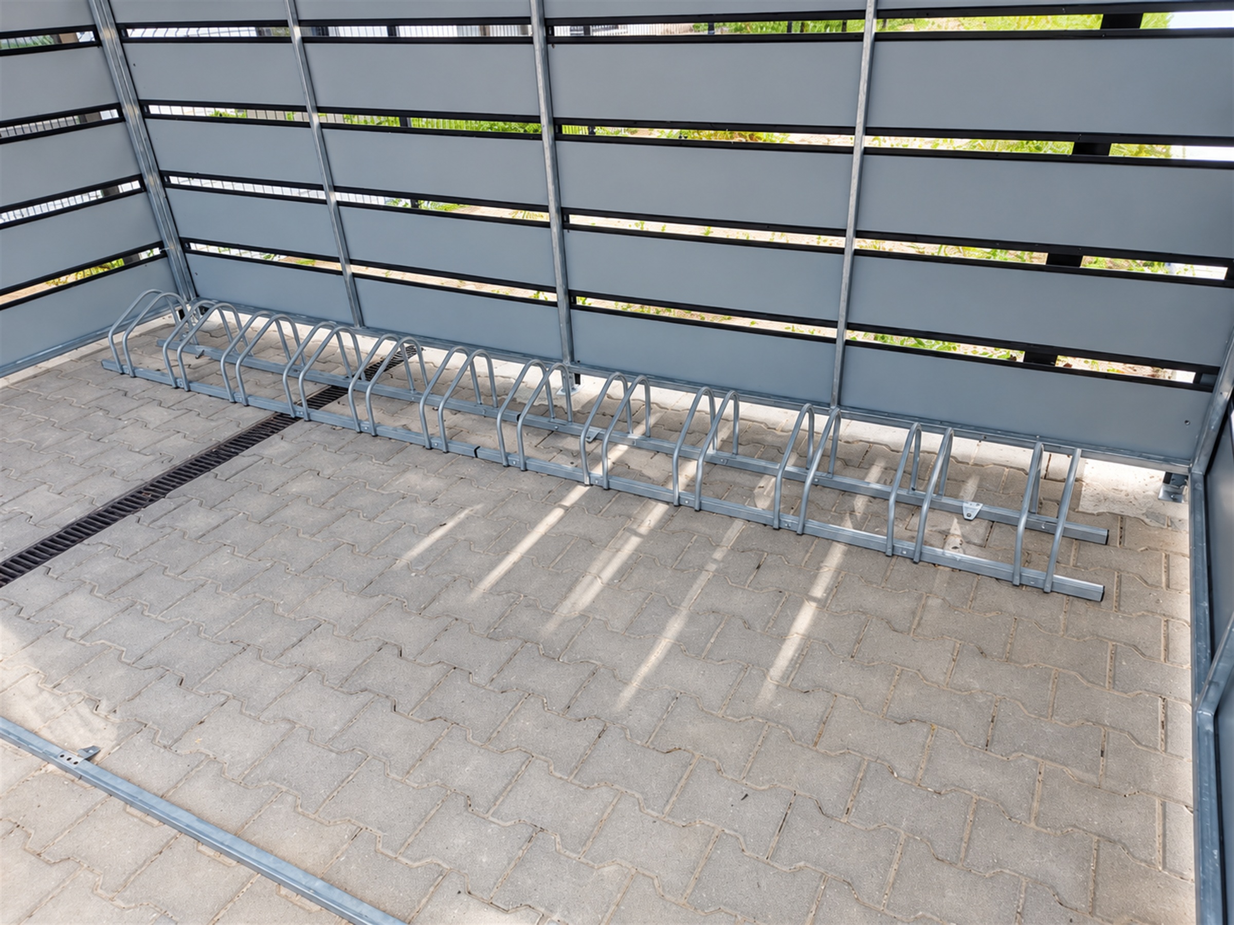 Stojaki na rowery wewnątrz stalowej wiaty rowerowej